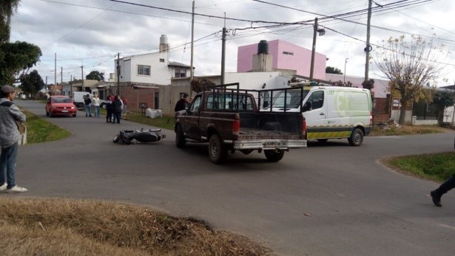 Tras accidente de moto y camioneta, tres lesionados en el Hospital