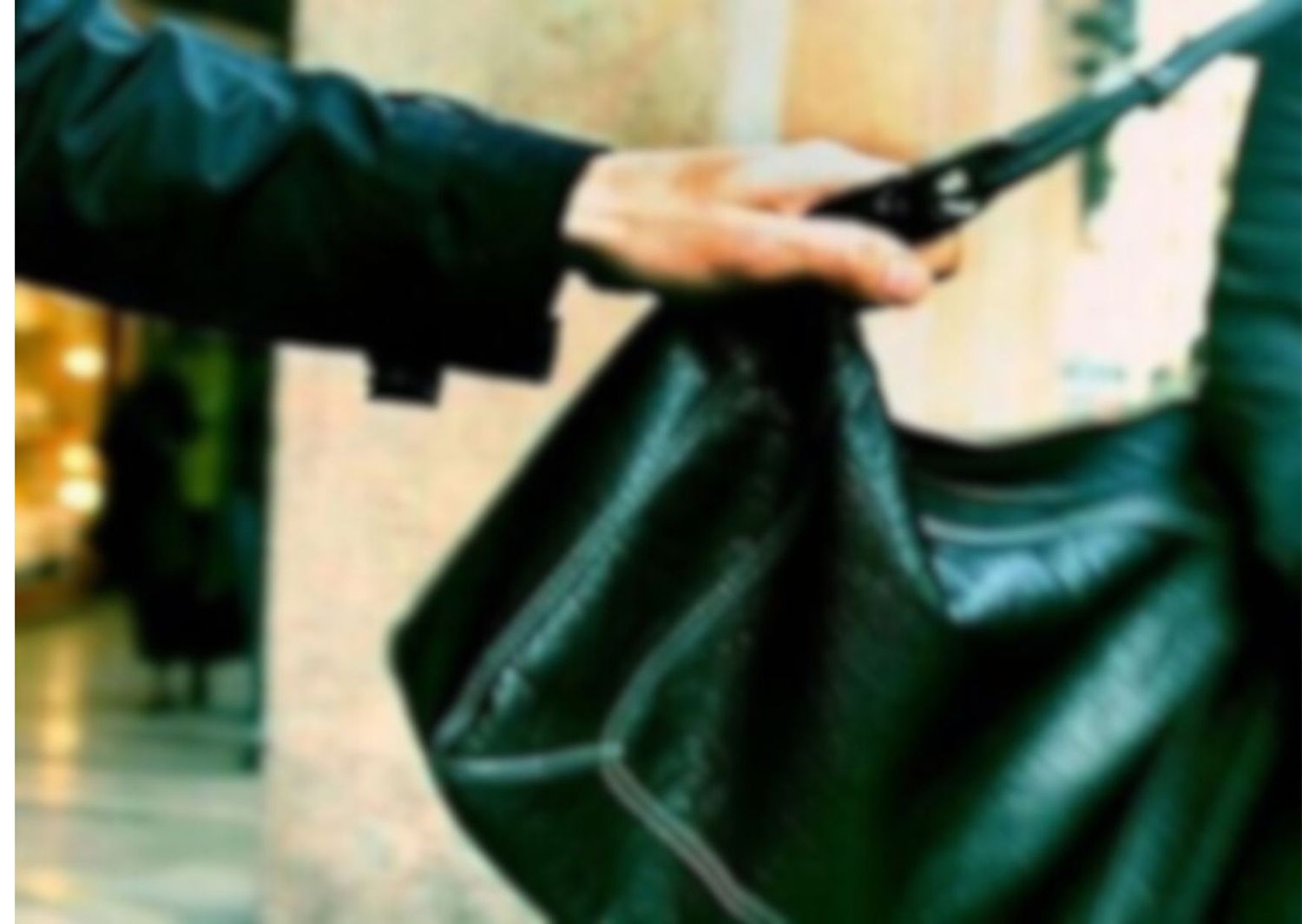 Motochorro le arrebató la cartera a plena luz del día