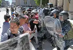 Gas pimienta, detenidos y acampe en la Municipalidad para continuar reclamando Justicia por Sebastián Simón