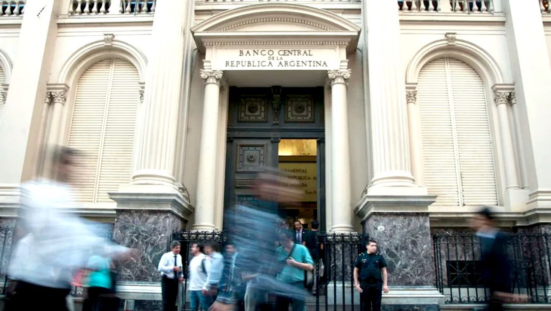 El Gobierno ratificó que no hay fecha para salir del cepo y que habrá competencia de monedas