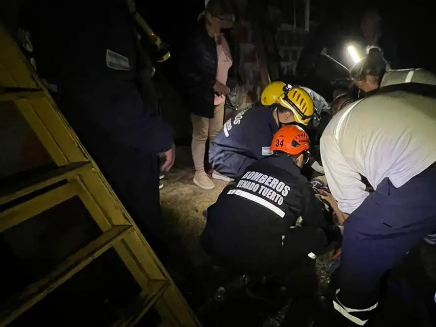 La joven en el momento que es asistida por bomberos.