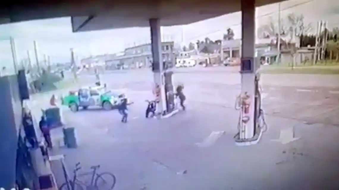Video: Más de 30 disparos durante un feroz tiroteo en una estación de servicio en Glew 