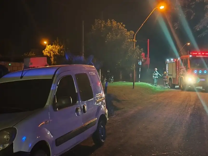 La camioneta Renault Kango lanzaba humo desde su motor.