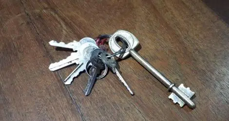 Se encontró un manojo con seis llaves