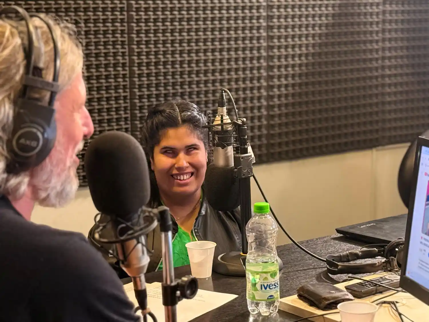 Milagros Boscacci en los estudios de AM 1050.