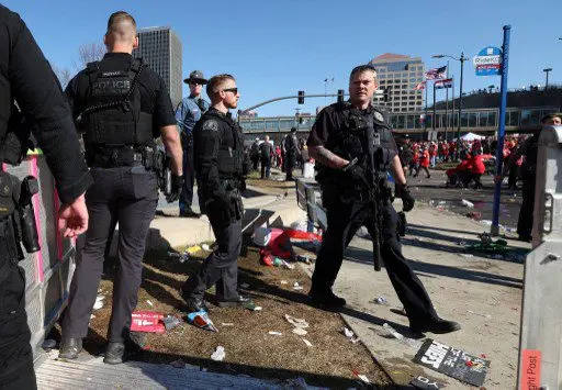 TRAGEDIA EN EE.UU.: Un muerto y 21 heridos en tiroteo en el desfile del Super Bowl