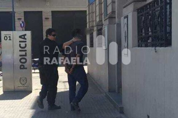 Fue detenido luego de provocar daños a embarcaciones con su máquina retroexcavadora