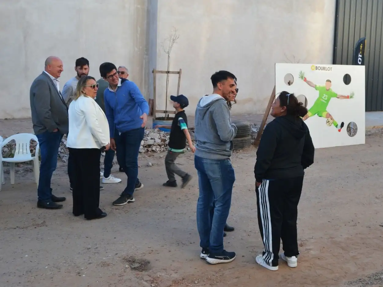 Emotiva inauguración del mural en homenaje a Lisandro Martínez