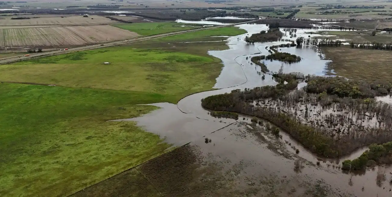 Una imagen tomada con un dron muestra una finca inundada por el río Areco tras fuertes tormentas. REUTERS/Agustín Marcarian