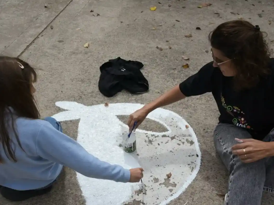 Estudiantes secundarios pintaron los tradicionales pañuelos de la Plaza.
