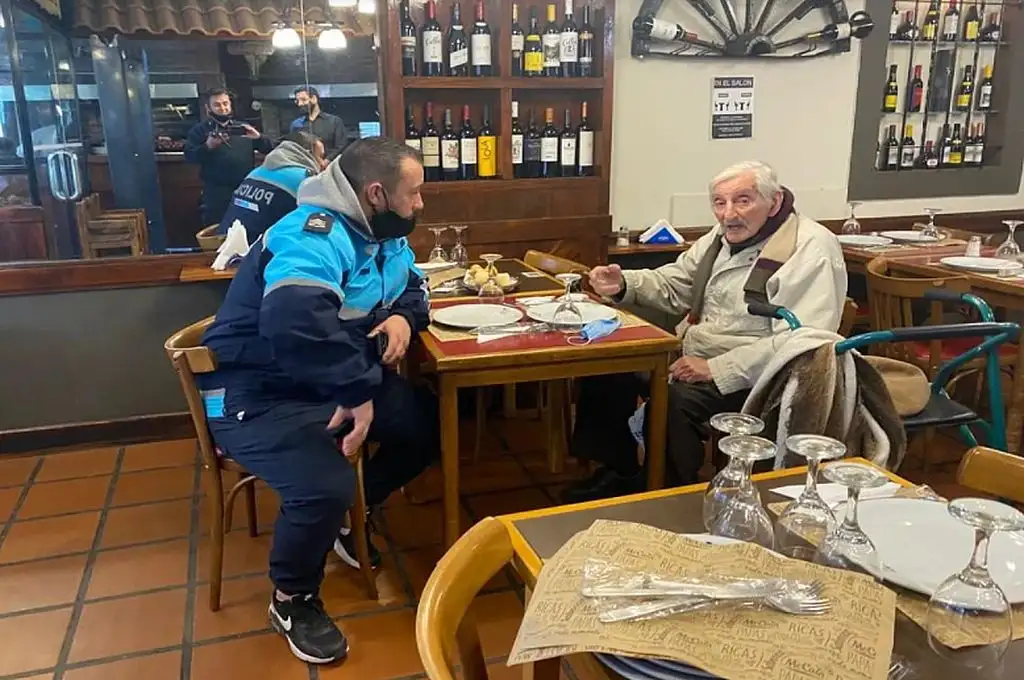Tiene 99 años y se escapó de su familia para ir a comer a un restaurante