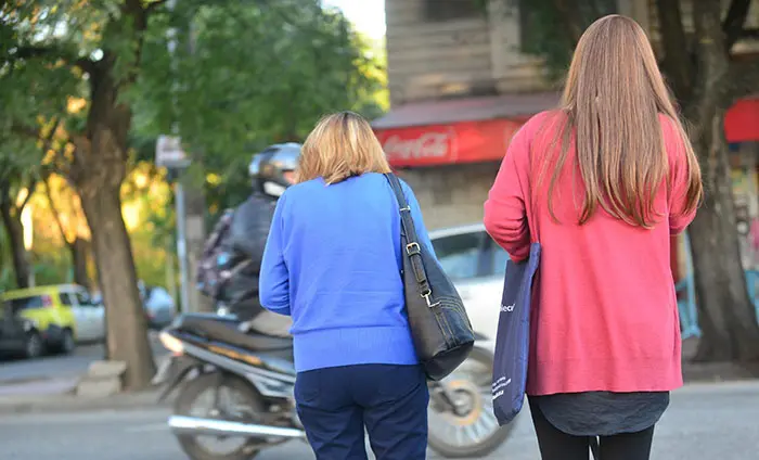 Arrastró a una vecina en la calle para robarle la cartera