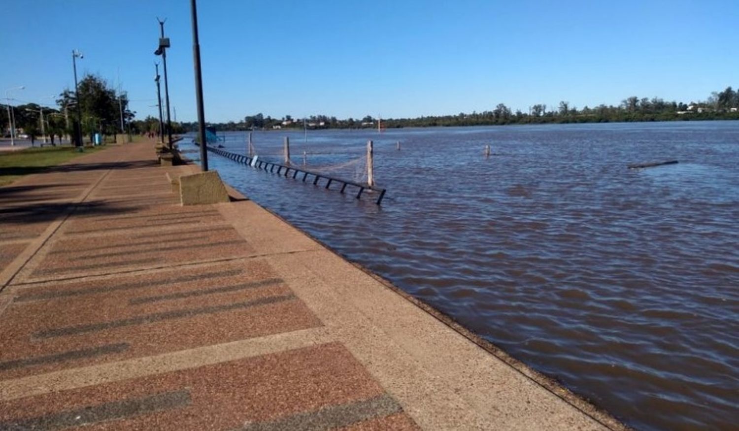 El río sobre la costanera de Concordia, en Entre Ríos.