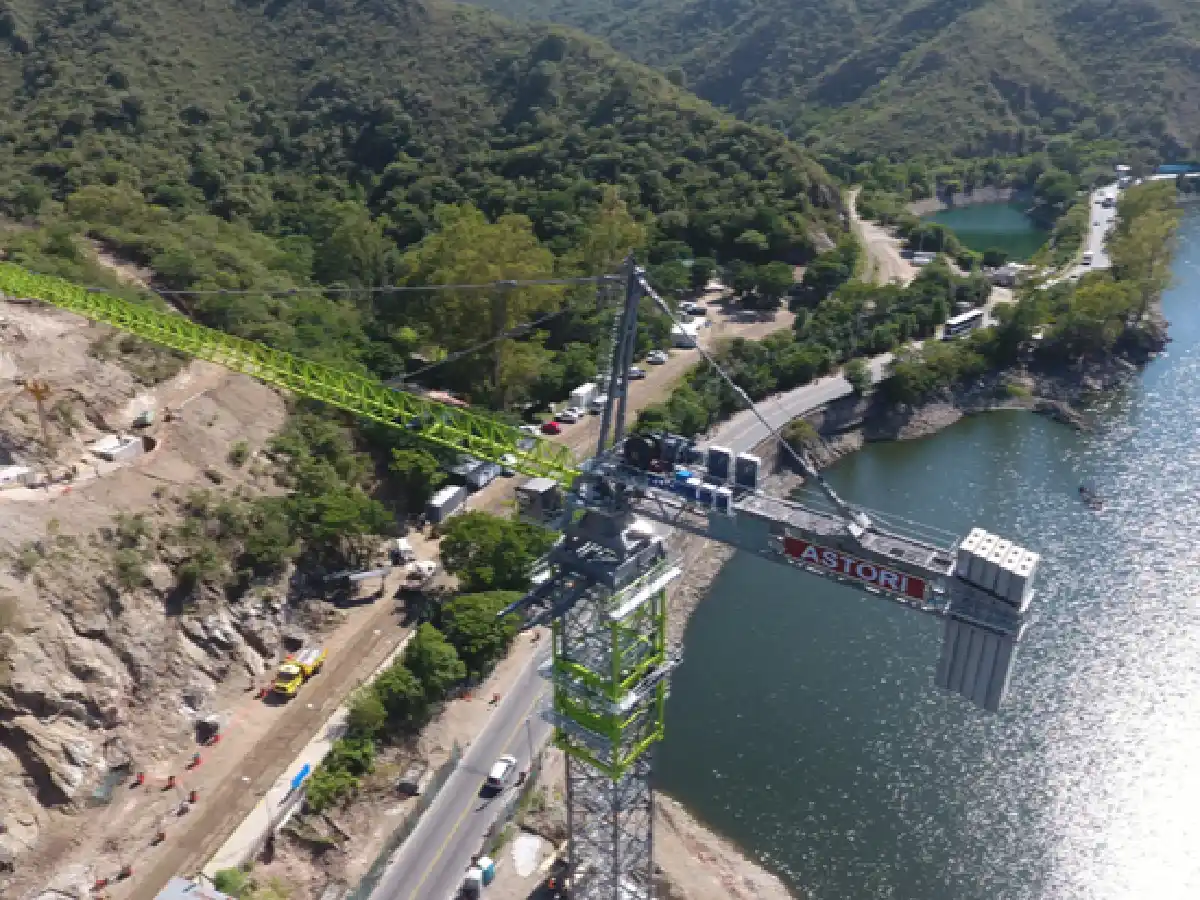 Dos gigantes chinos: las impresionantes grúas sobre el lago San Roque