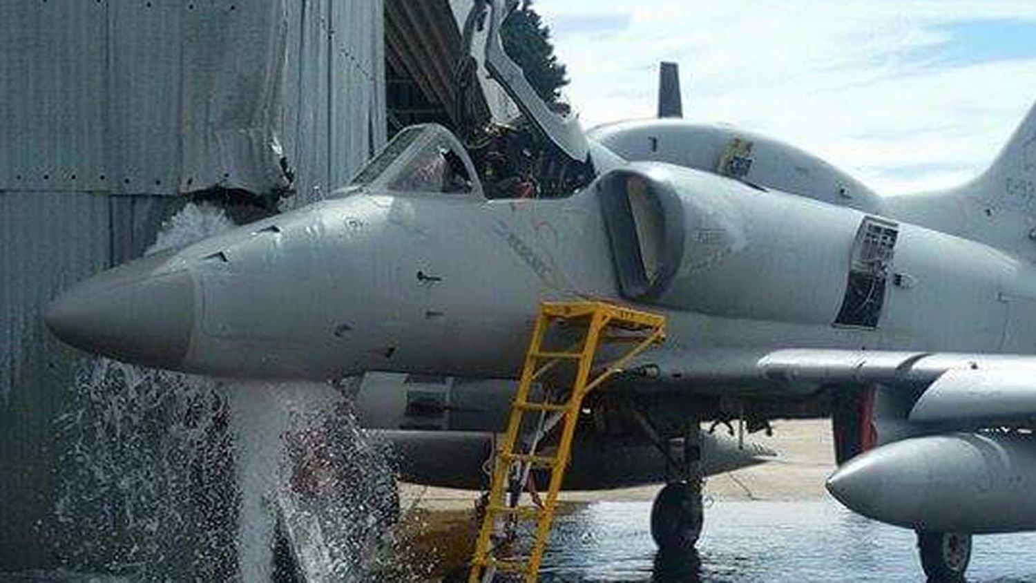 San Luis: Avión chocó un hangar en la 5º Brigada y falleció un suboficial