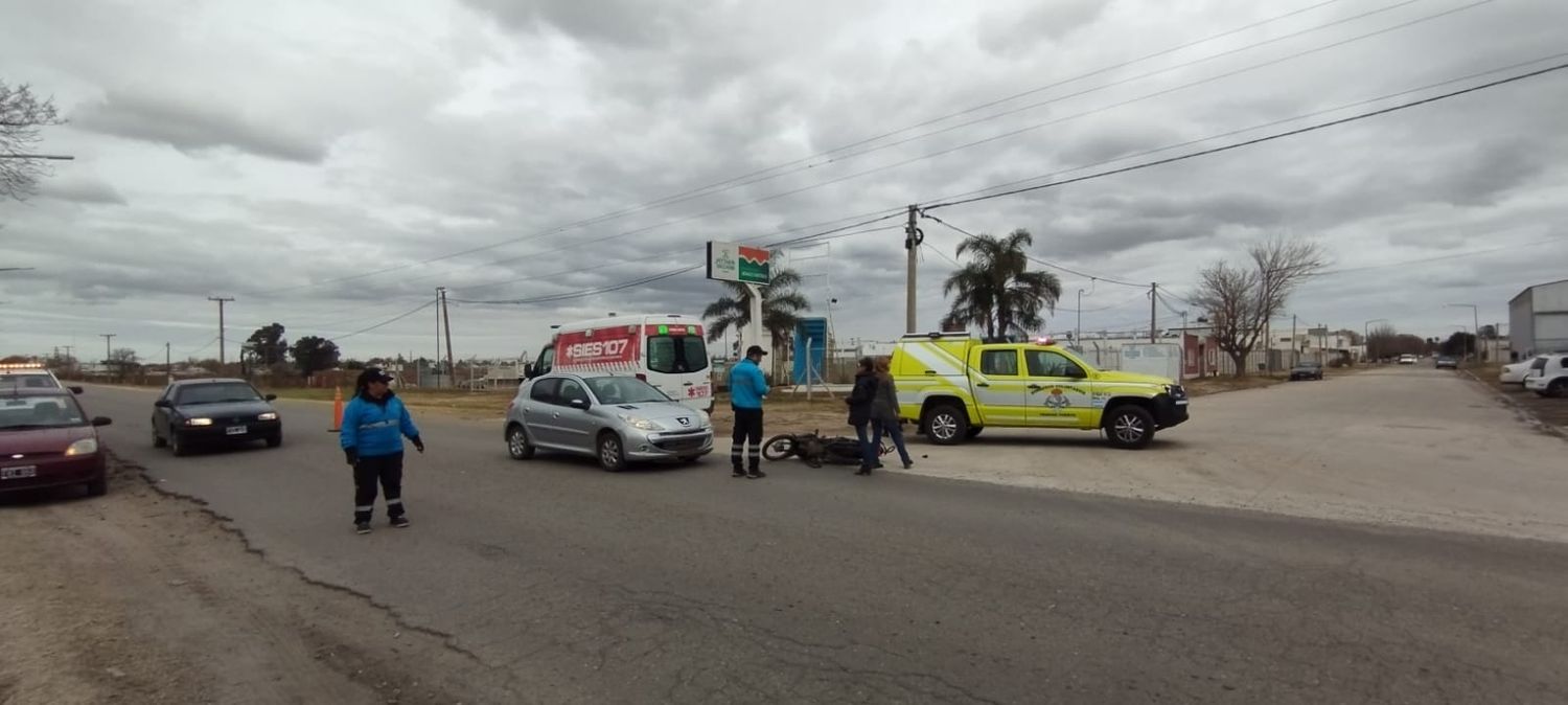 Colisión entre auto y moto en Jauretche y Chapuis. Crédito: Bomberos de Venado Tuerto.