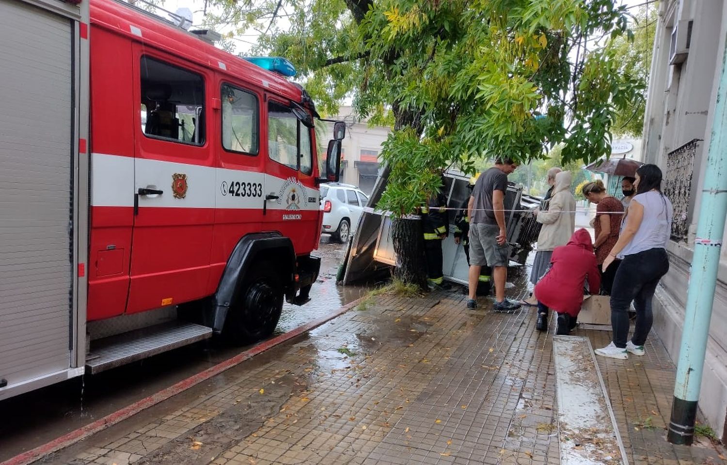 Se derrumbó un kiosco de diarios en pleno centro: intervino una unidad de rescate de bomberos