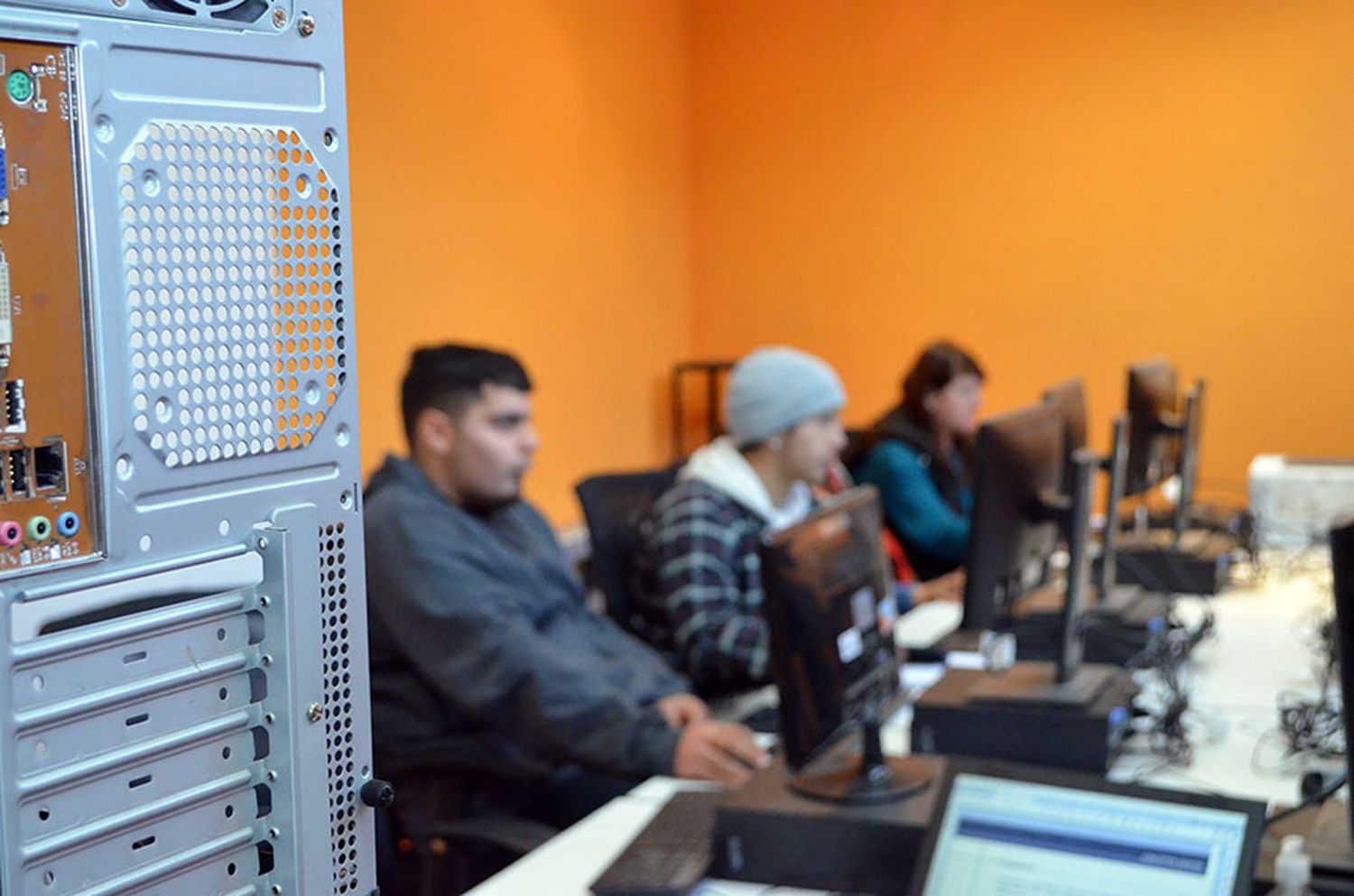 Dictan talleres informáticos para personas desocupadas