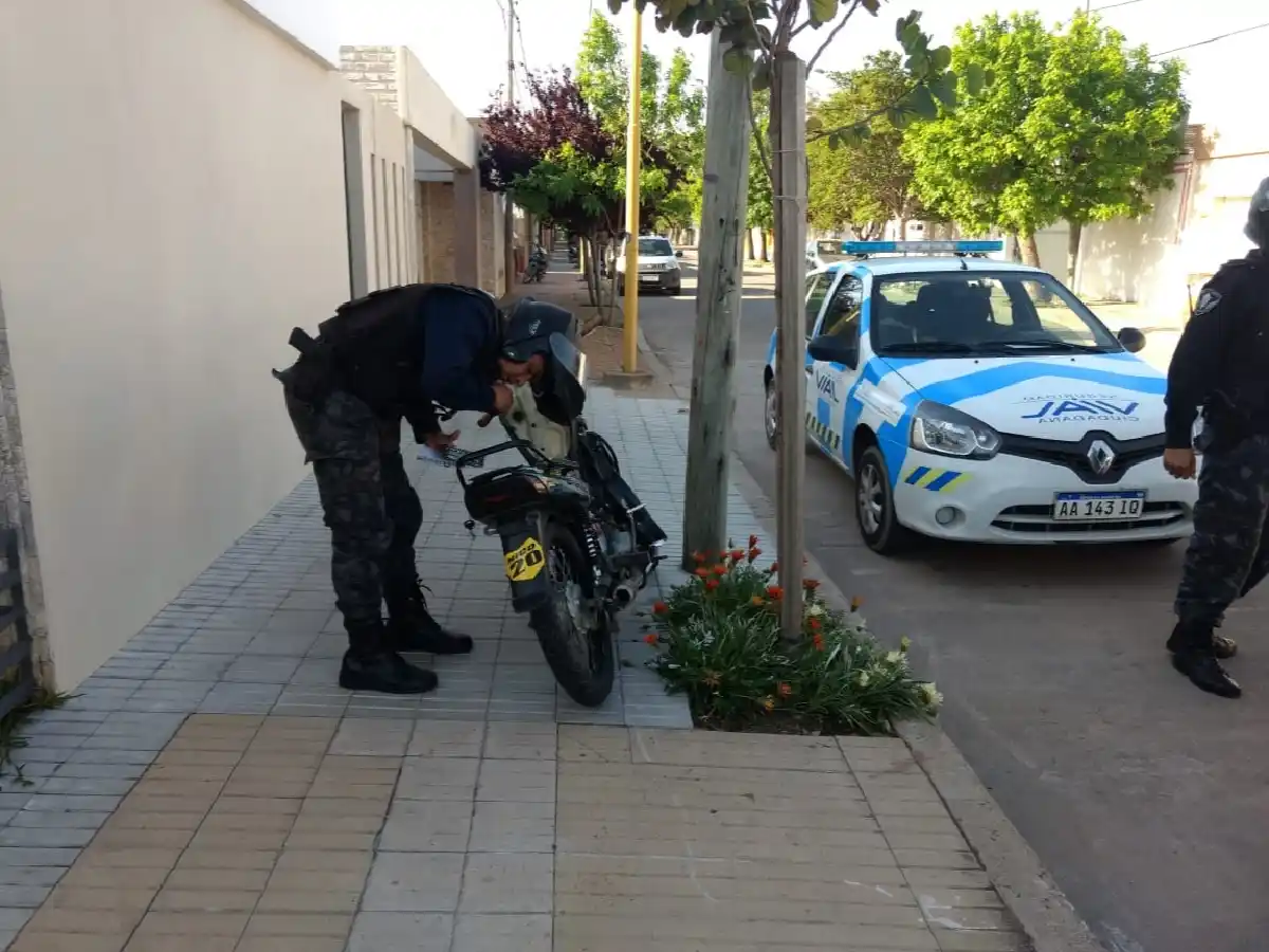 Motociclista escapó de control  vial y sufrió un accidente