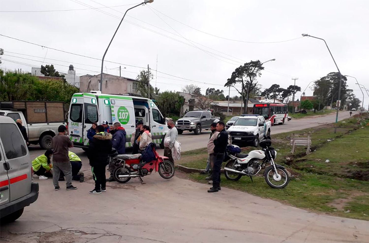 Chocaron dos motos y una mujer fue trasladada al HIGA con fractura en la pierna