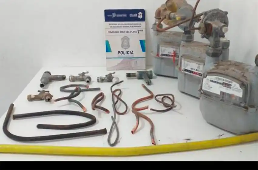 Los atrapan con 3 medidores de gas que habían robado en el barrio Estrada
