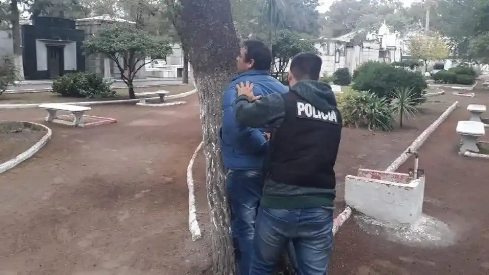 Policías se disfrazaron para capturar a un violador durante un sepelio