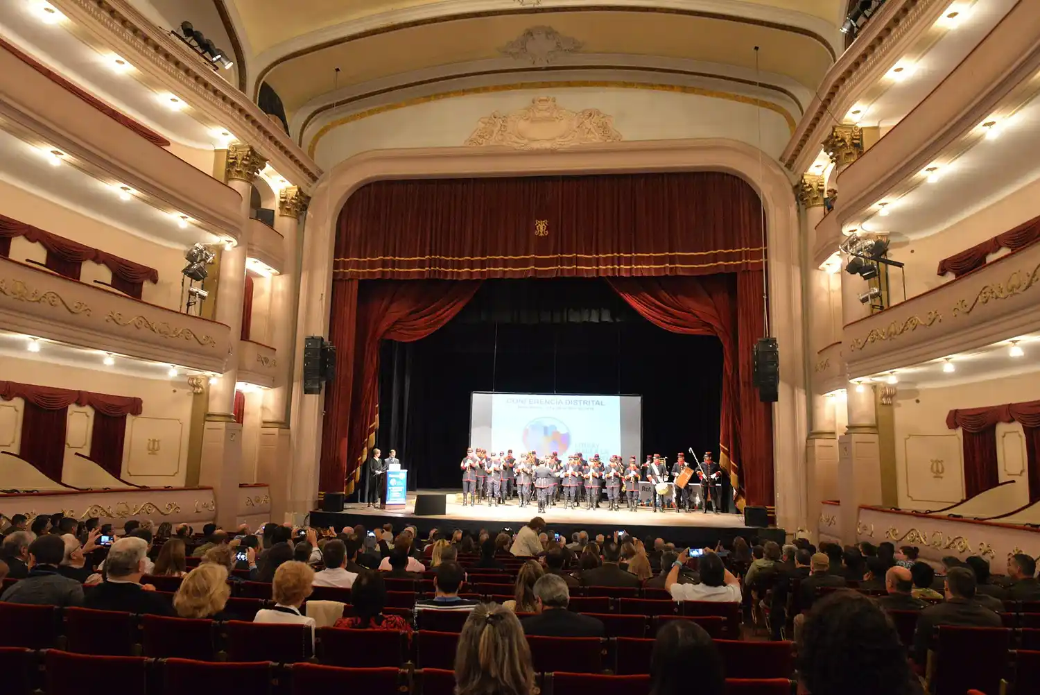 El emblemático Teatro Municipal de Bahía Blanca necesita casi 3000 millones de pesos para su restauracion y reparación. Foto: archivo.
