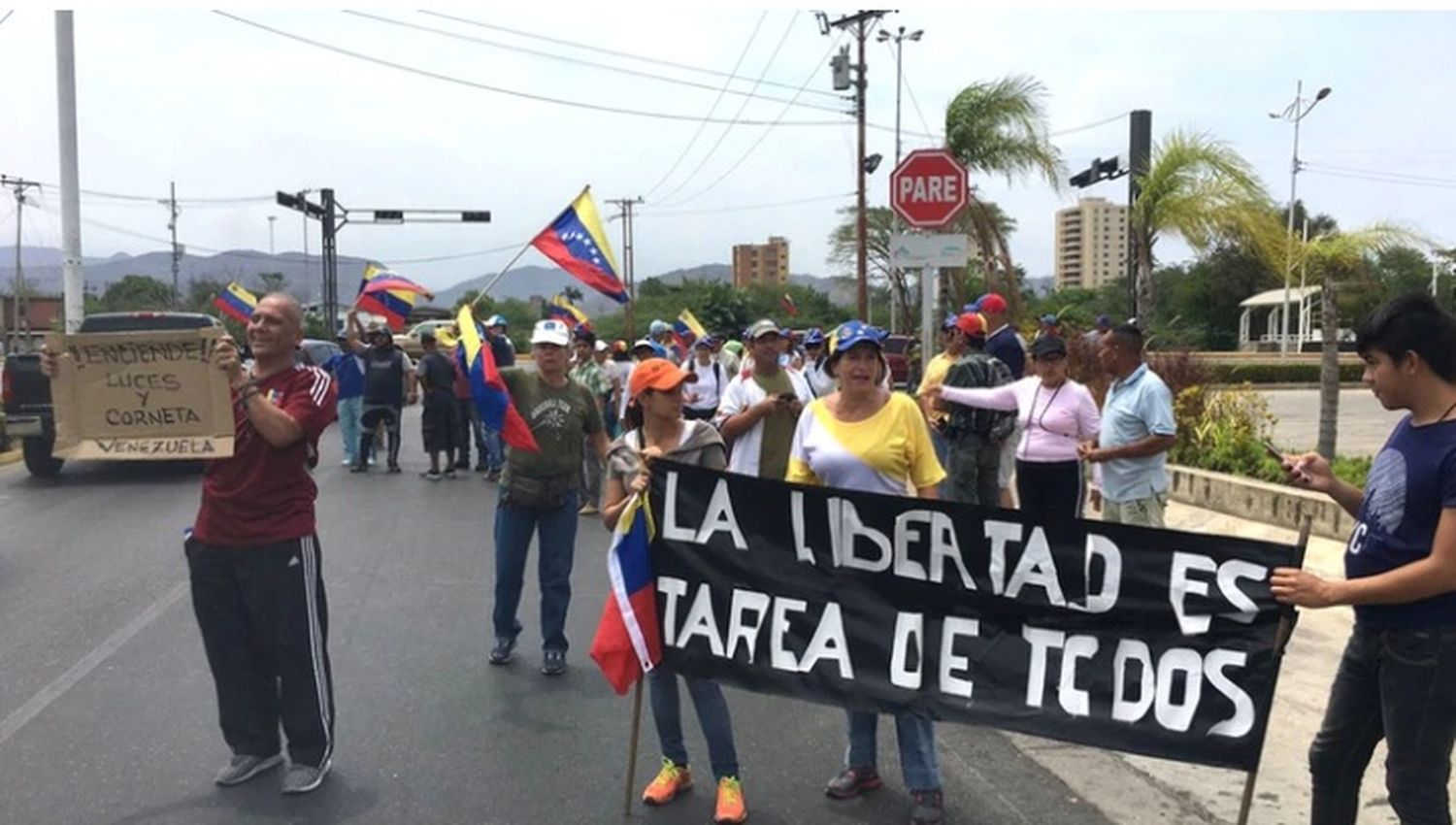 Venezolanos marcharon a los cuarteles para exigir el regreso de la democracia