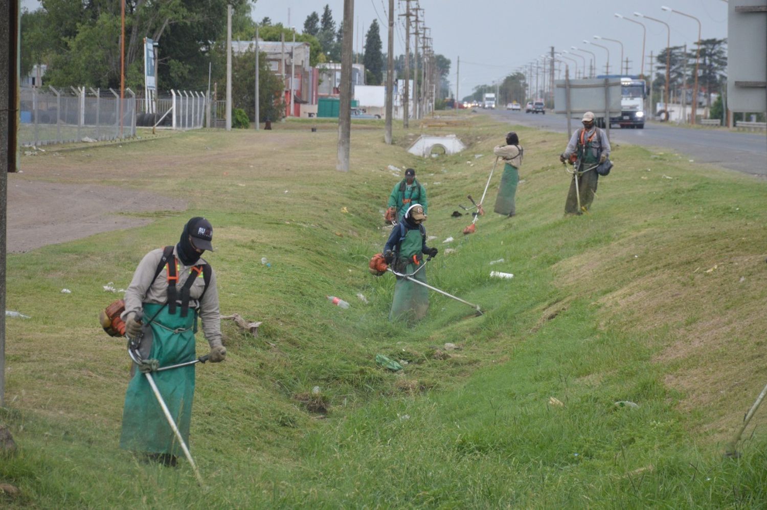 El gobierno venadense sigue desmalezando las banquinas de rutas 8 y 33