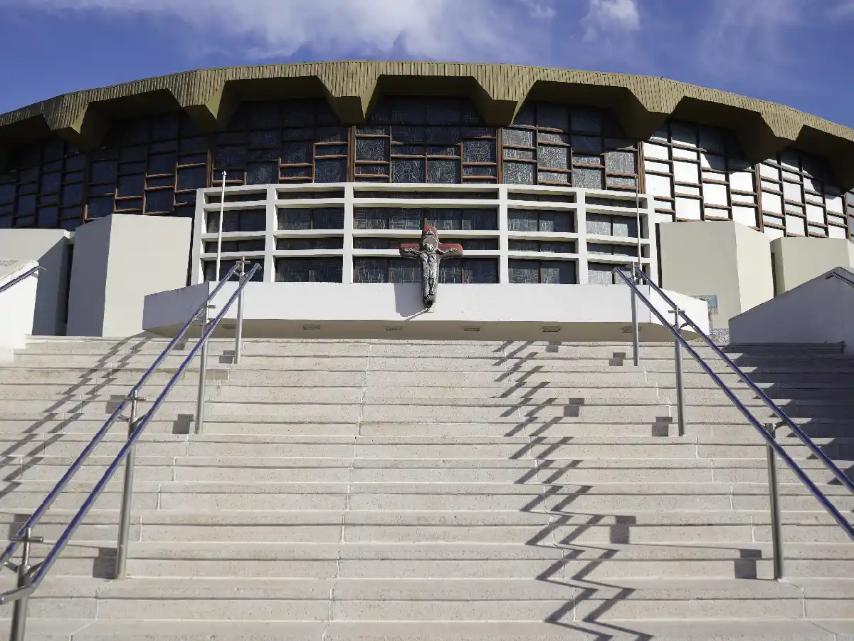 Una tumba de escombros para el fundador