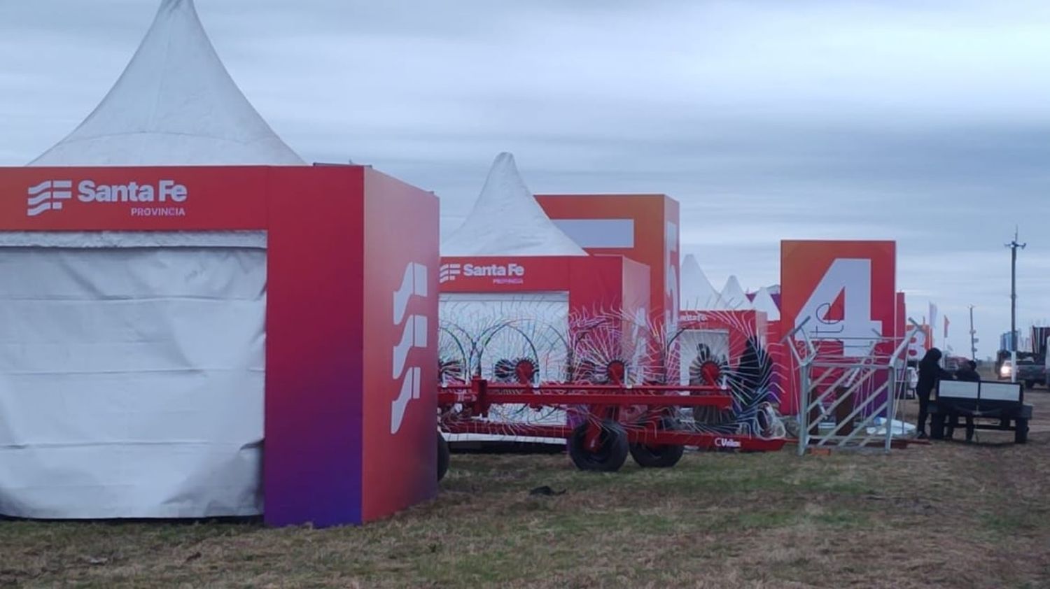 Este domingo montaban los stands del Gobierno de la Provincia en Agroactiva.