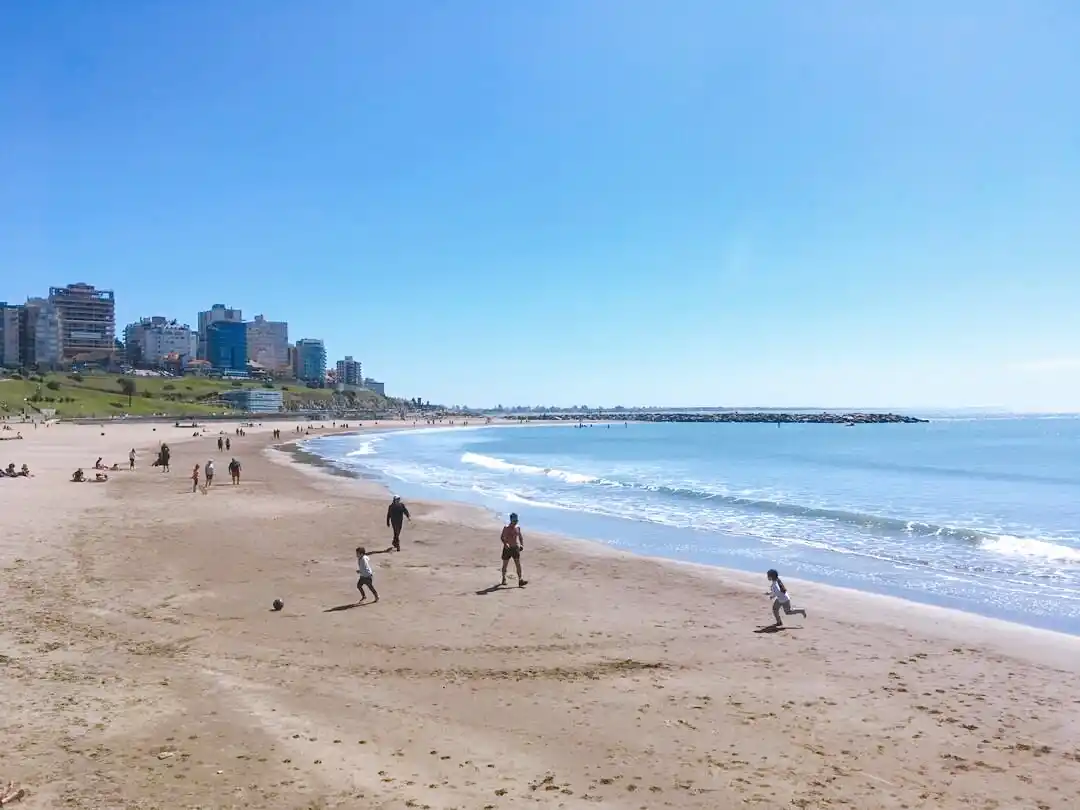 Fin de semana largo: Entusiasmo en el sector hotelero por los 100 mil turistas que llegaron a Mar del Plata