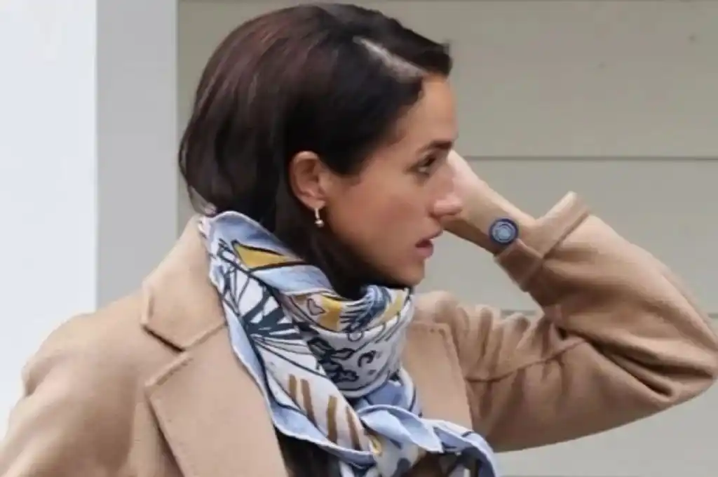 La esposa del príncipe Harry con el pequeño dispositivo en la muñeca