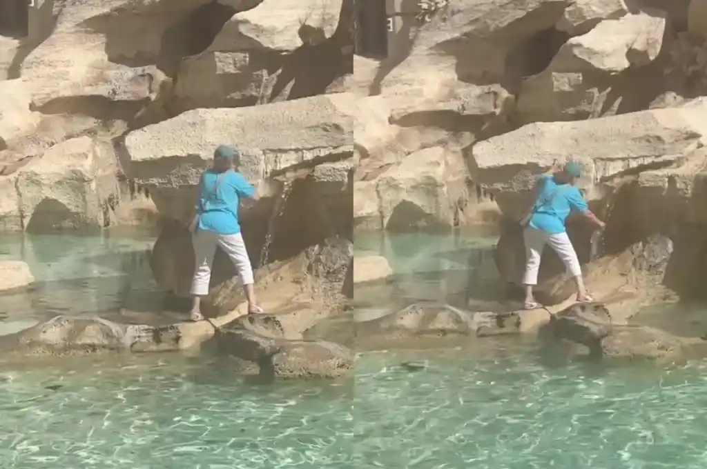 En las imágenes se puede ver a la mujer trepada a las rocas, parada a unos pocos centímetros de la pequeña cascada.