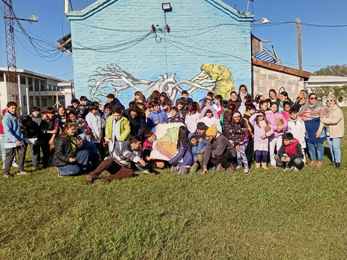 Obra finalizada, con el autor, integrantes de instituciones y alumnos y docentes de la escuela 68.