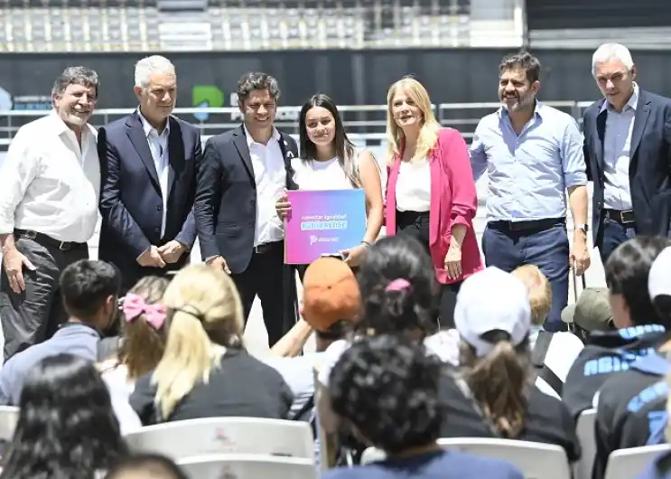 "La computadora no es un privilegio, es una herramienta que necesitan los pibes y las pibas para proyectar sus estudios superiores", aseguró el gobernador.