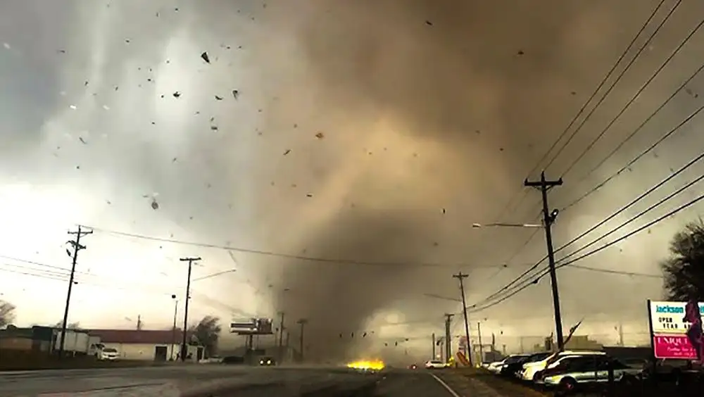 El sábado se reportaron múltiples tornados de larga trayectoria en el noroeste de Tennessee, mientras la amenaza de tornados en la región continuaba desde Luisiana hasta Kentucky.
