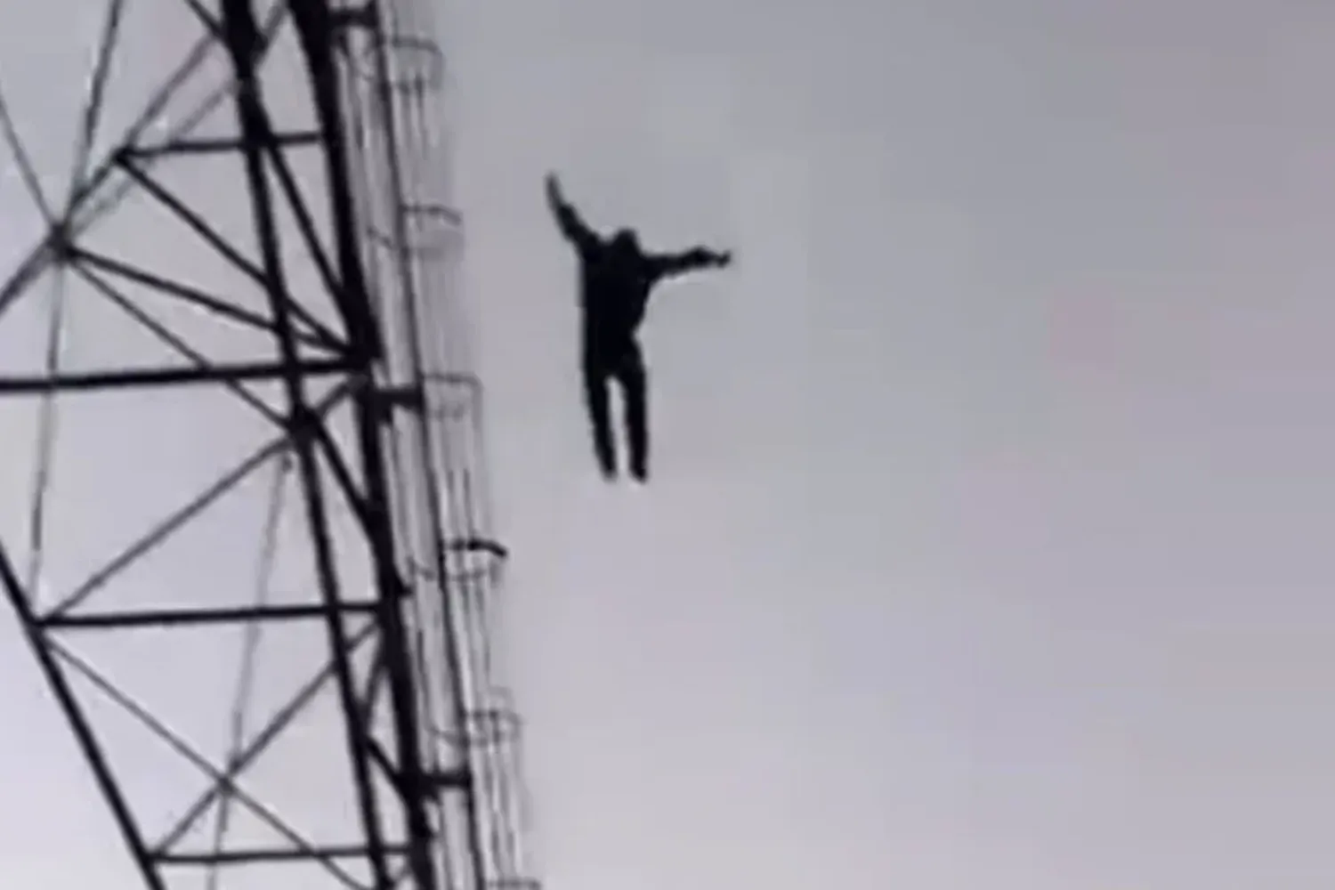 VIDEO | Un hombre se arrojó desde una torre de alta tensión y se encuentra en estado crítico