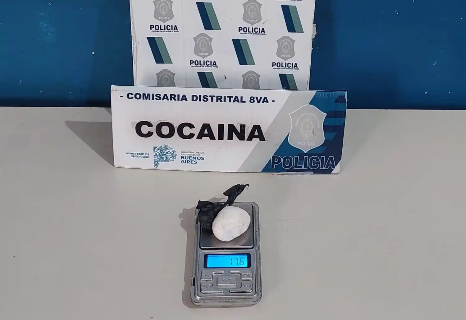 Los paquetes contenían una sustancia con un peso total de 17,6 gramos.