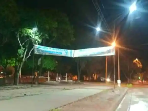 Enersa recuerda que está prohibido colgar carteles en estructuras eléctricas