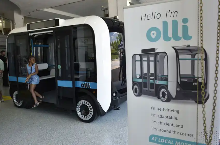 Presentan la primera combi autónoma