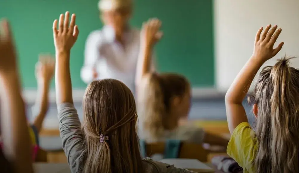 Alumnos y un docente en el aula.