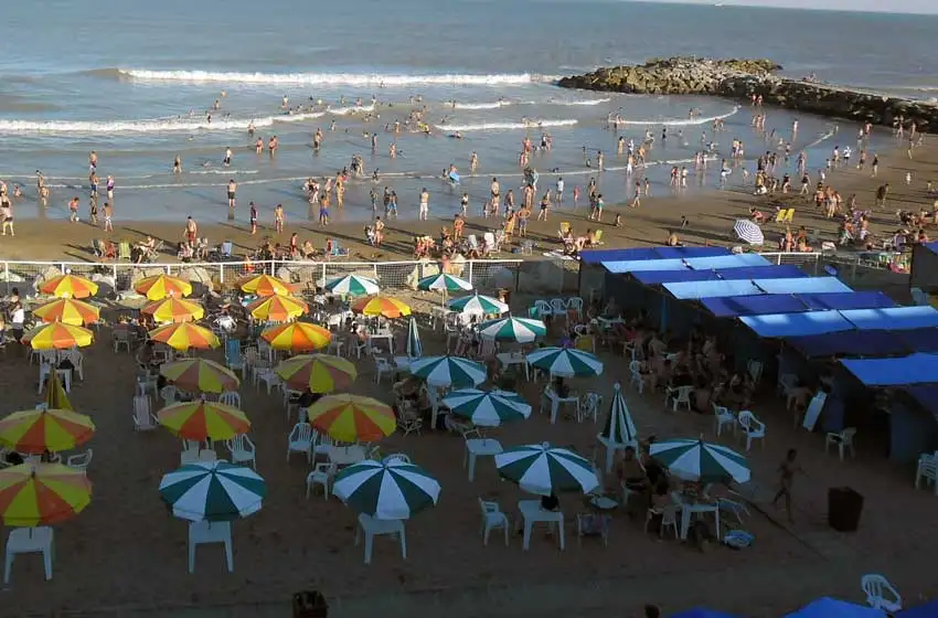 Los balnearios de Mar del Plata empezaron a alquilar carpas y sombrillas