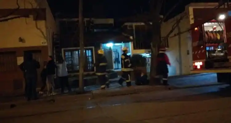 Bomberos Voluntarios intervino dos veces por un incendio en una casa