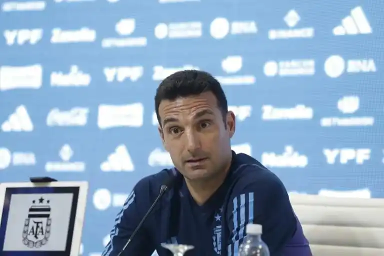 Scaloni habló con la prensa en el predio de Ezeiza.