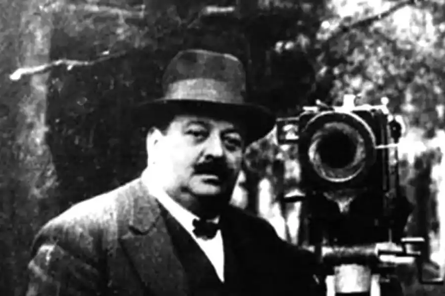 La Revolución de Mayo fue dirigido por Mario Gallo, un realizador oriundo de Barletta, Italia, inmigrante en nuestro país