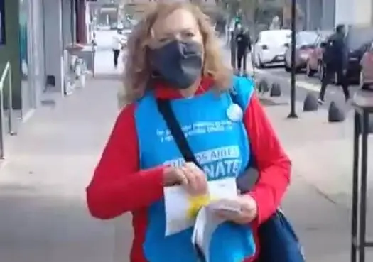 Polémica en La Plata: Una militante del Frente de Todos con la pechera de Vacunate reparte boletas de Tolosa Paz
