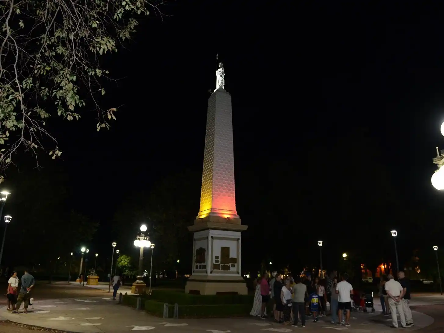 ¿Por qué la pirámide central de la Plaza Independencia está iluminada con un color naranja?