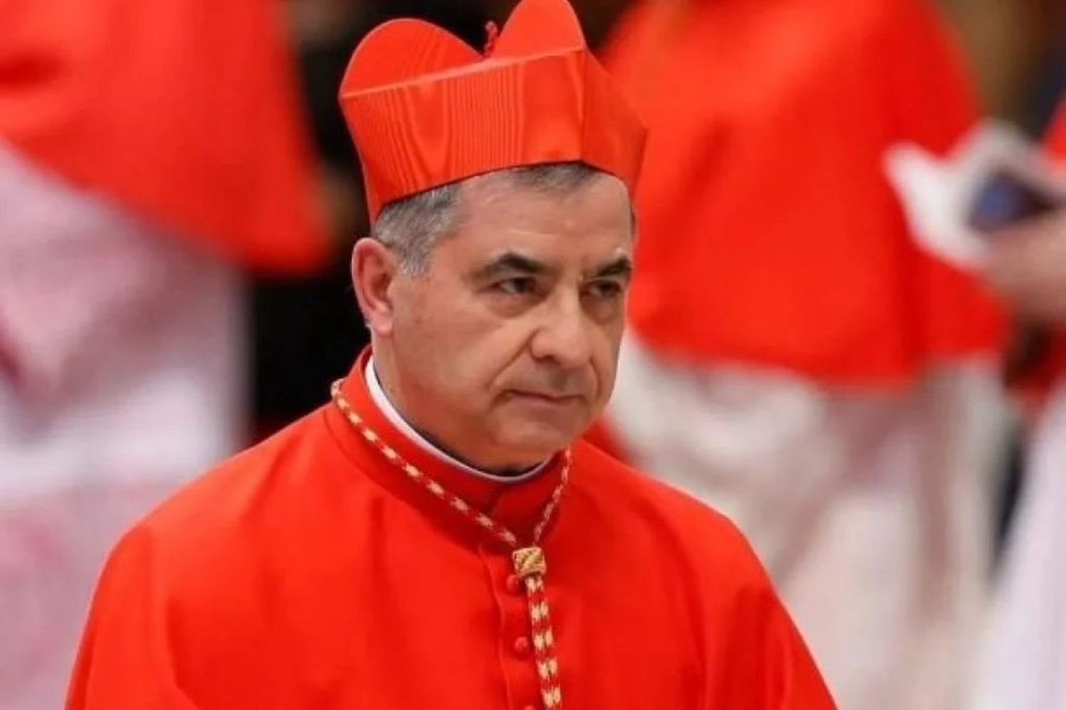 “El Papa quiere mi muerte”: revelan un chat del cardenal Ángelo Becciu, investigado por corrupción