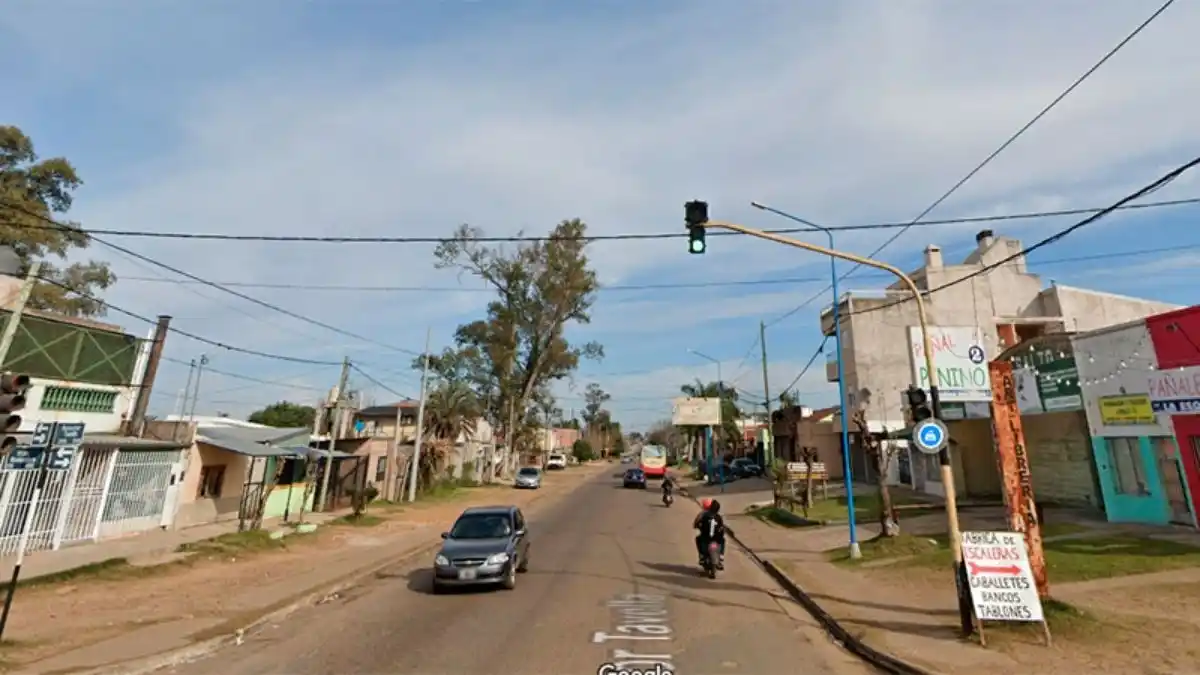 Una mujer arrojó a su hijito a la calle: “Lo pateó en la espalda hacia el camión”